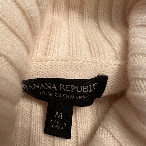 Banana Republic 100% Cashmere lightweight Turtleneck Sweater - Picture 3 of 6
